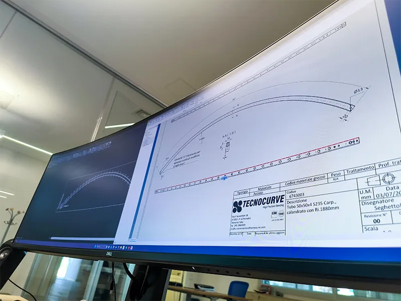 un dibujo técnico en el monitor del ordenador del delineante del departamento técnico