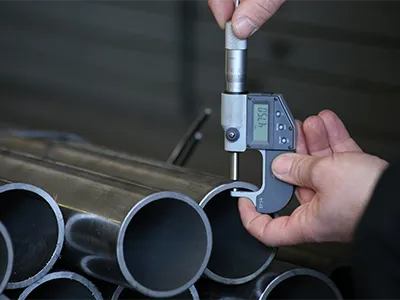 medir el grosor de un tubo metálico con un micrómetro digital