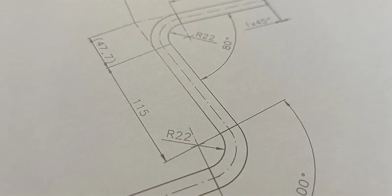 detalle de un dibujo técnico de la sección entre dos curvas de un tubo